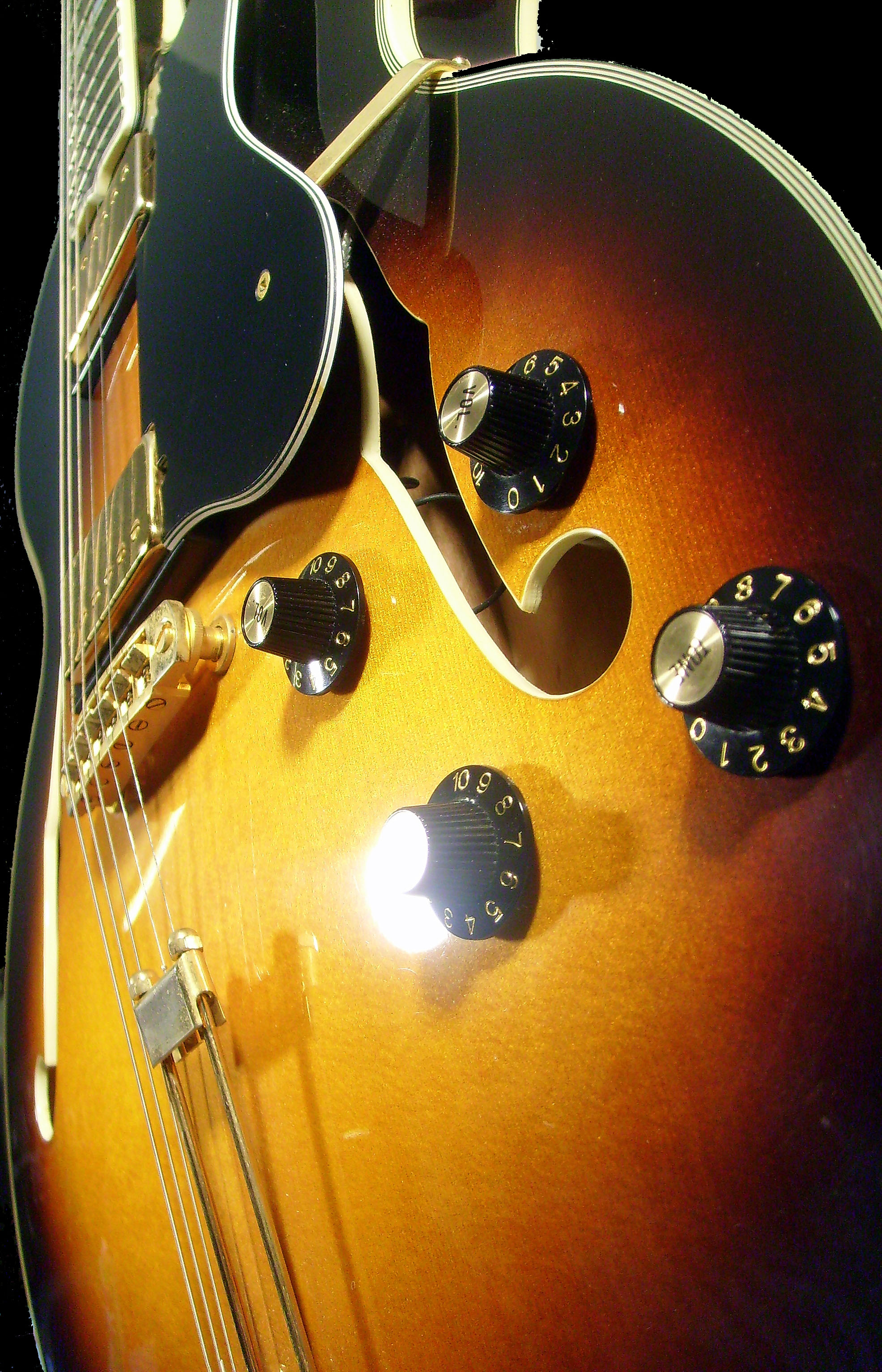 Epiphone_Emperor_1970_sunburst_body unten2.jpg